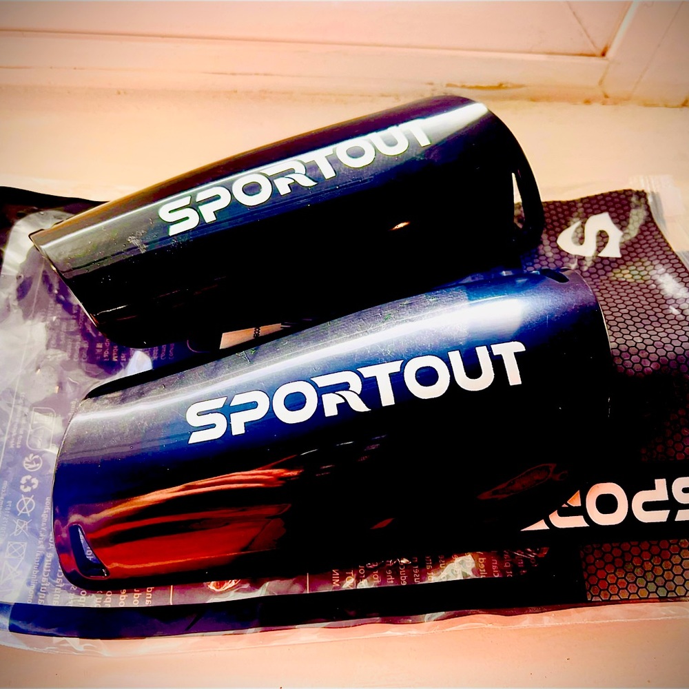 Boys soccer shin guard size small, new in package.